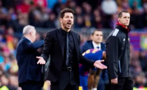 Diego Simeone với triết lý dẫn dắt mạnh mẽ.