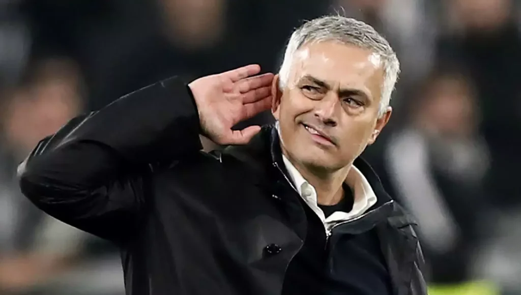 Jose Mourinho nổi tiếng với lối đá thực dụng và ma mãnh.